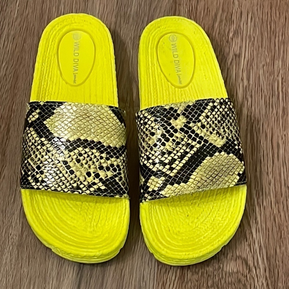 Wild Diva lounge slides - 9